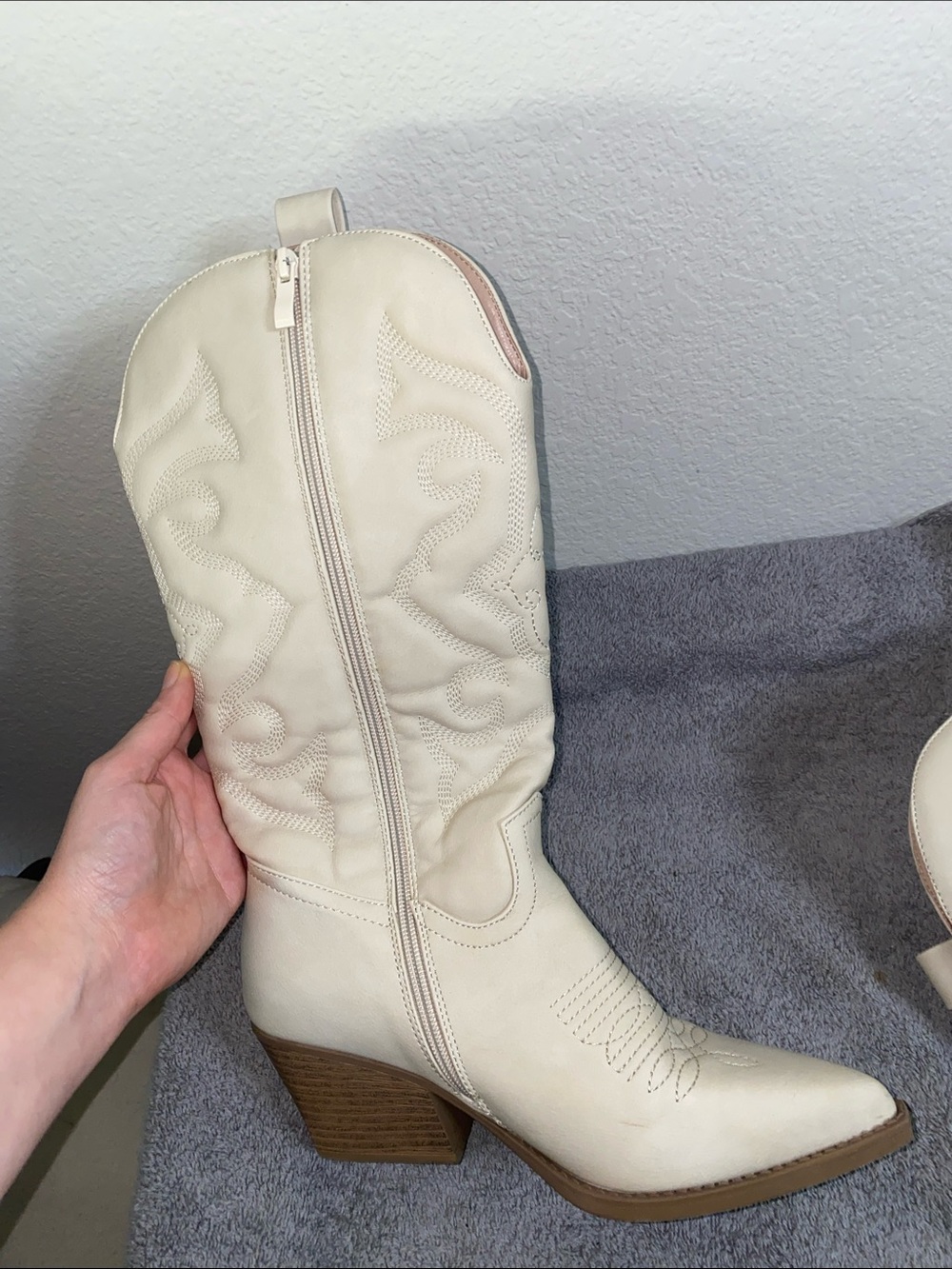 🎈Adorable Cream Cowboy boots! - Picture 6 of 10